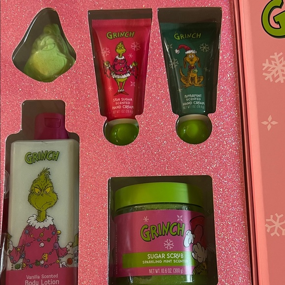 Grinch Pink Bath & Body Gift Set - Picture 5 of 6